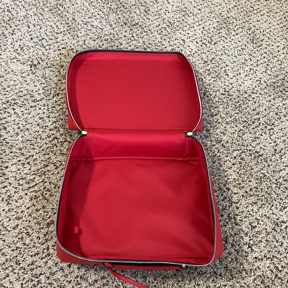 NWOT Red zip up travel bag by Estée Lauder with gold hardware - Picture 9 of 9